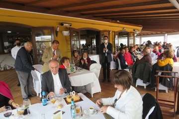 El exconcejal Antonio Benítez recibe el reconocimiento de amigos y familiares en su 80 aniversario/TA.